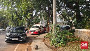 Jenazah Guruh Soekarnoputra Tiba di Rumah Duka, Keluarga Berduka