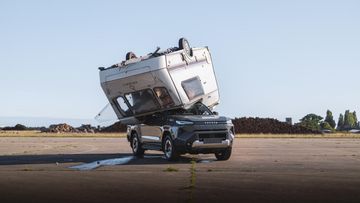 Ditimpa Karavan 760 kg, Toyota Hilux Listrik Ini Masih Bisa Jalan!