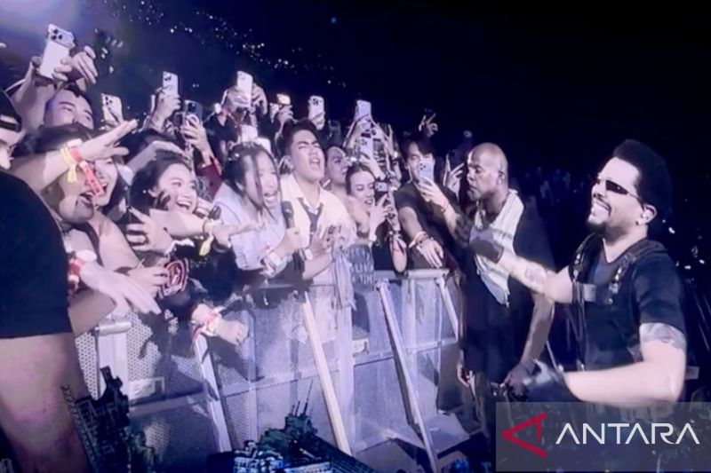 The Weeknd Ajak Penonton Bernyanyi 'Out of Time' di Konser JIS