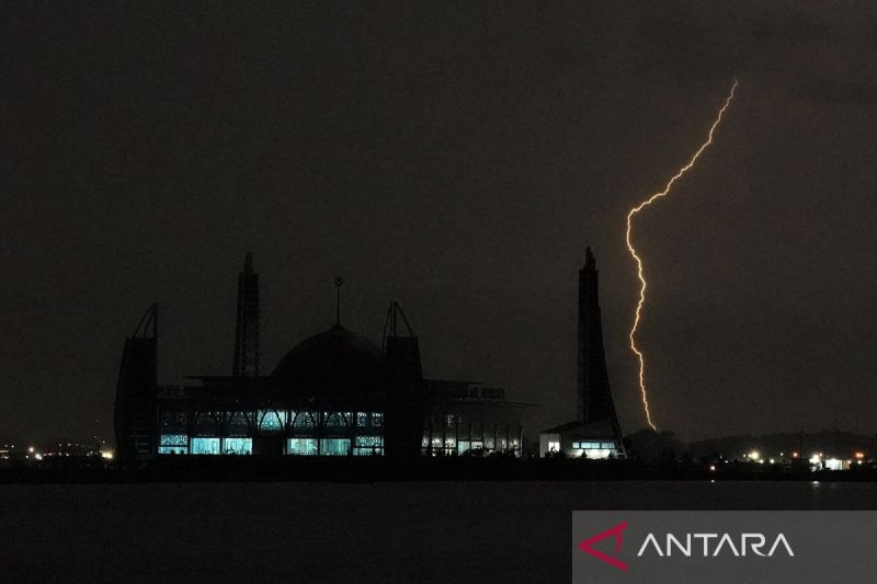 Fakta Medis: Pakai Earphone Saat Petir Bisa Fatal? Ini Penjelasan