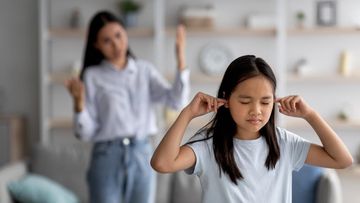 6 Kebiasaan Orang Tua yang Bikin Anak Jadi Tertutup