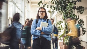 10 Alasan Introvert Menghindari Keramaian: Bukan Sombong, Melainkan Ini